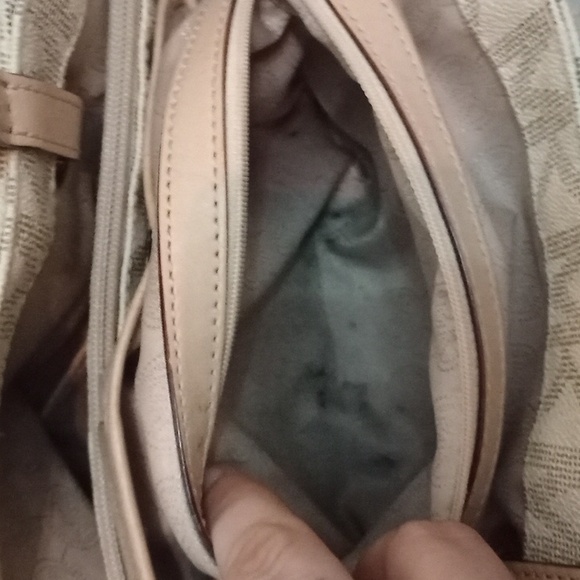 Michael kors tote and wallet - Picture 12 of 12